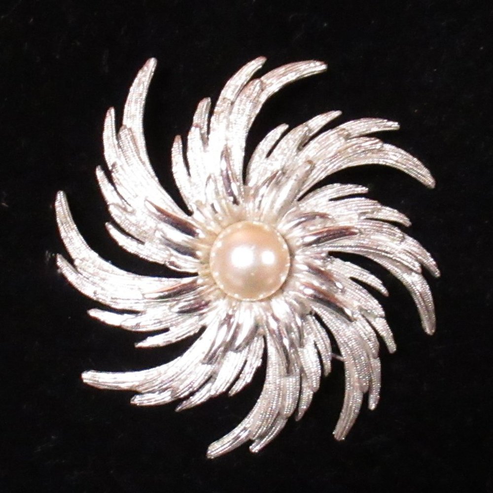 Sarah Coventry Silvertone & Pearl Large Brooch Pin